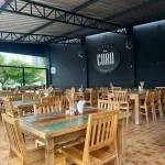 Conjunto de mesas e cadeiras de madeira de demolição, ideal para áreas internas ou externas de bares e restaurantes