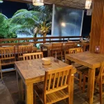 Mesas e cadeiras em madeira de demolição para uso comercial em ambientes com estilo rústico e acolhedor