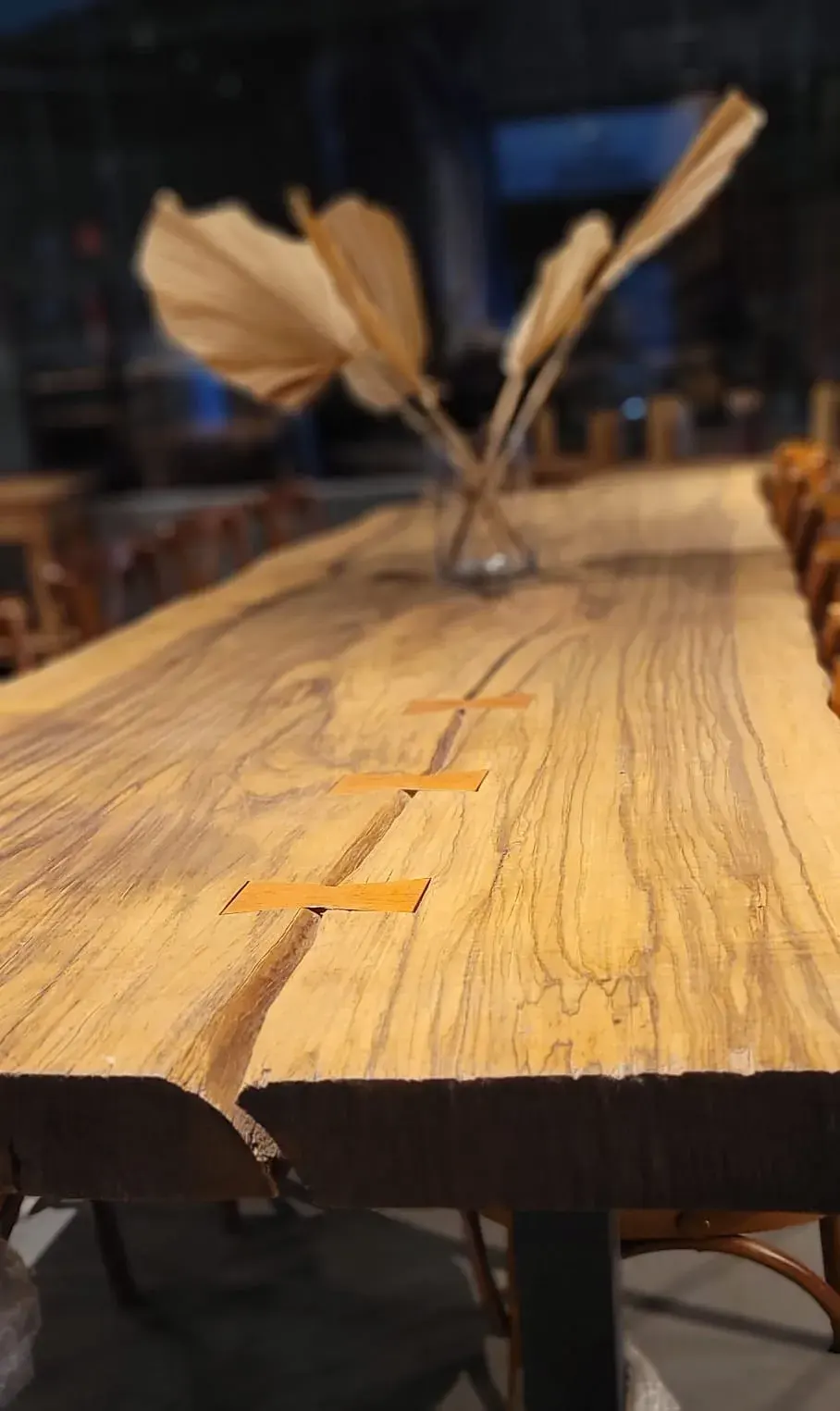 Detalhe da prancha de madeira maciça com borda orgânica natural