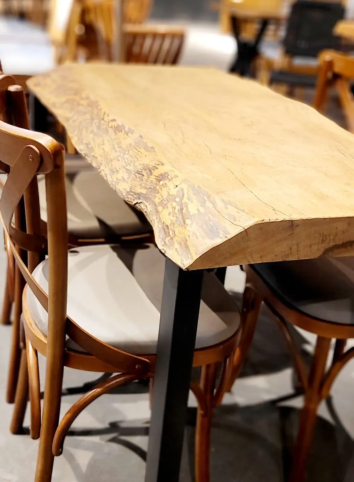 Detalhes da mesa de madeira maciça com formas orgânicas