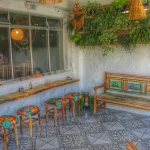 Jogo com banco flor colorido e banqueta ripada natural em madeira de demolição, ideal para bares, cafés ou espaços criativos com decoração rústica e vibrante