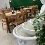Mesas e cadeiras rústicas em madeira de demolição para restaurantes e bistrôs