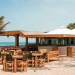 Móveis rústicos em madeira de demolição para bares e restaurantes, com mesas, cadeiras e bancos - Bar Muah