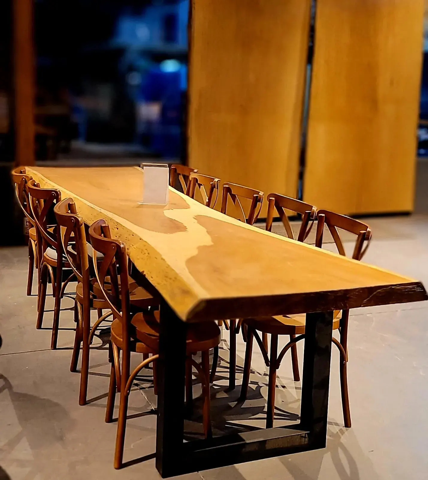 Mesa rústica com base em ferro modelo U e borda orgânica