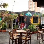 Mesa bistrô redonda com banquetas altas em madeira de demolição, ideal para eventos ao ar livre ou áreas gourmet