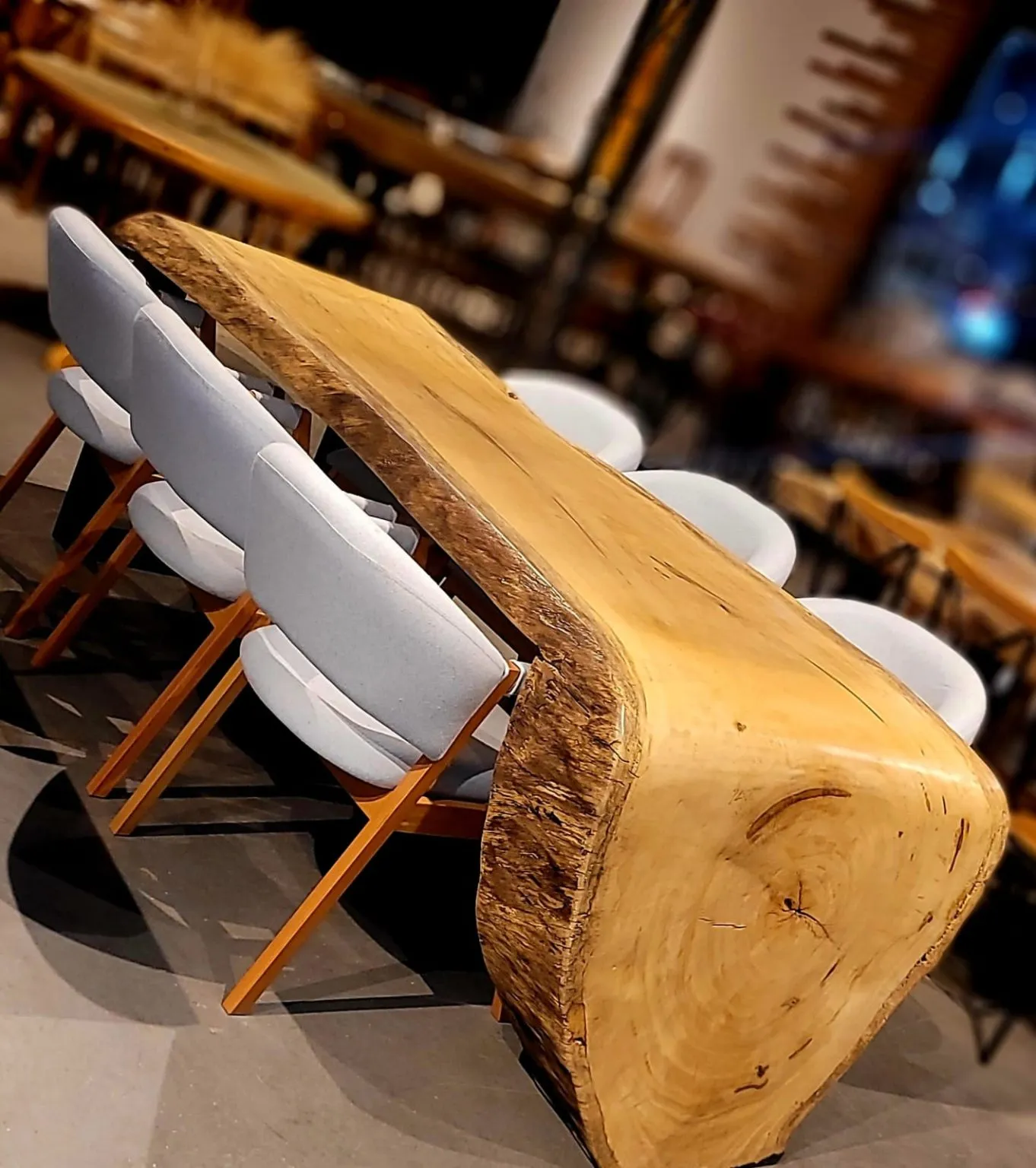 Mesa cascata ou curvada de madeira maciça de 4 lugares