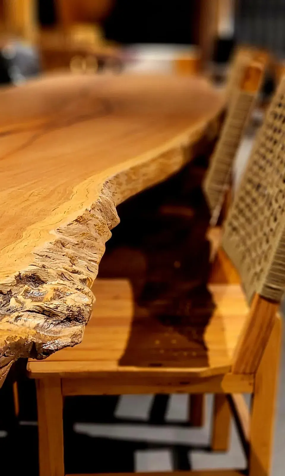 Mesa de jantar de madeira maciça com detalhe de borda orgânica