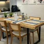 Mesa de Jantar Pranchada com Borda Orgânica ambientada em sala de jantar com base de ferro U
