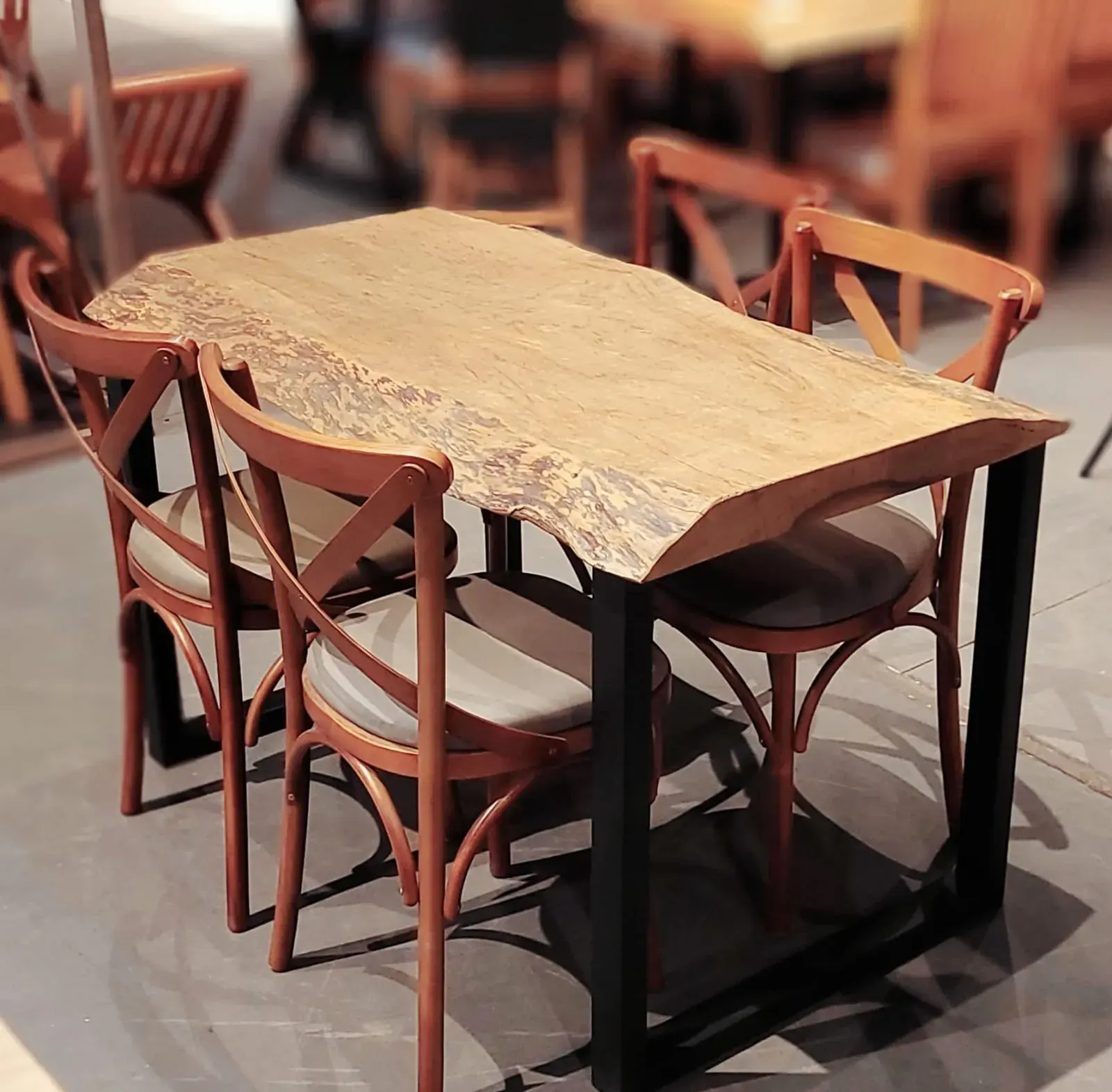 Mesa de jantar com prancha de madeira maciça