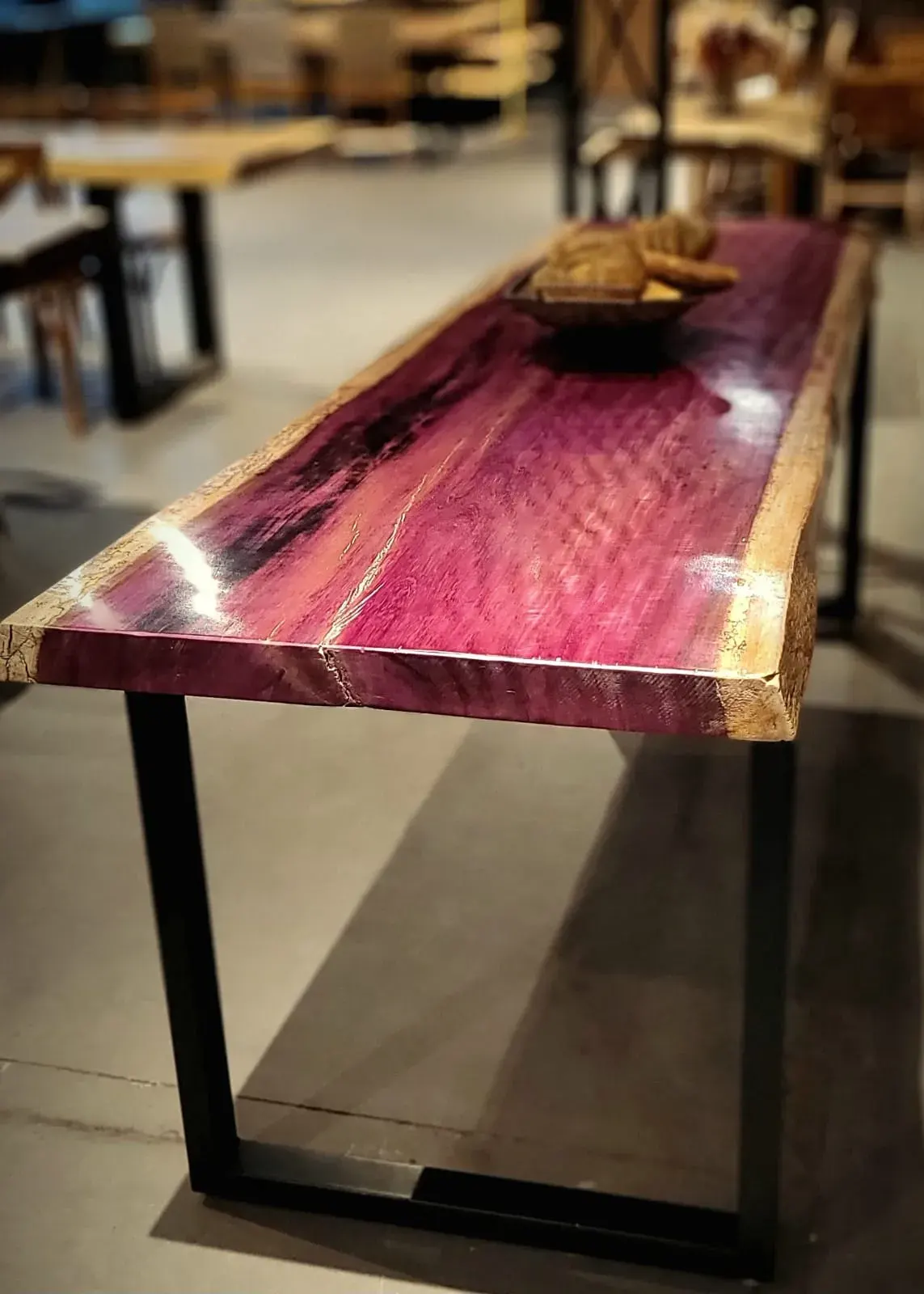Mesa de jantar Pranchada com base U em ferro e madeira maciça orgânica