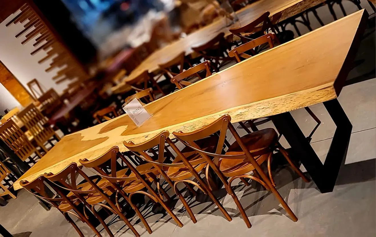 Mesa pranchada de jantar com madeira maciça e borda orgânica