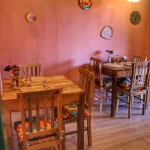 Conjunto de mesa de jantar com acabamento natural e cadeiras Estação ripadas em madeira de demolição, perfeito para bares, restaurantes e ambientes rústicos