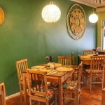 Mesa de jantar com acabamento natural e cadeiras Estação ripadas em madeira de demolição, conjunto rústico ideal para restaurantes, bares ou cafés