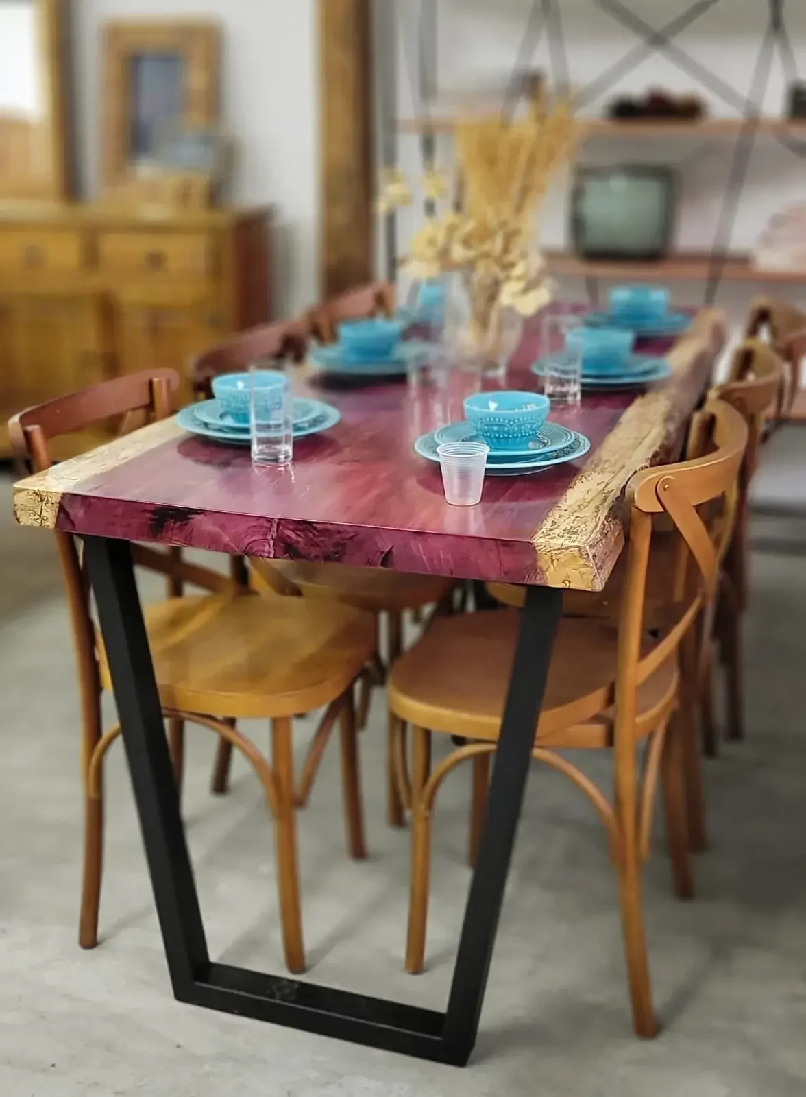 Mesa de jantar pranchada de madeira maciça com base V em ferro