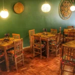 Mesa de jantar 80 cm com tampo natural e cadeiras estação ripadas em madeira de demolição, ideal para pequenos espaços em bares, cafés ou restaurantes rústicos