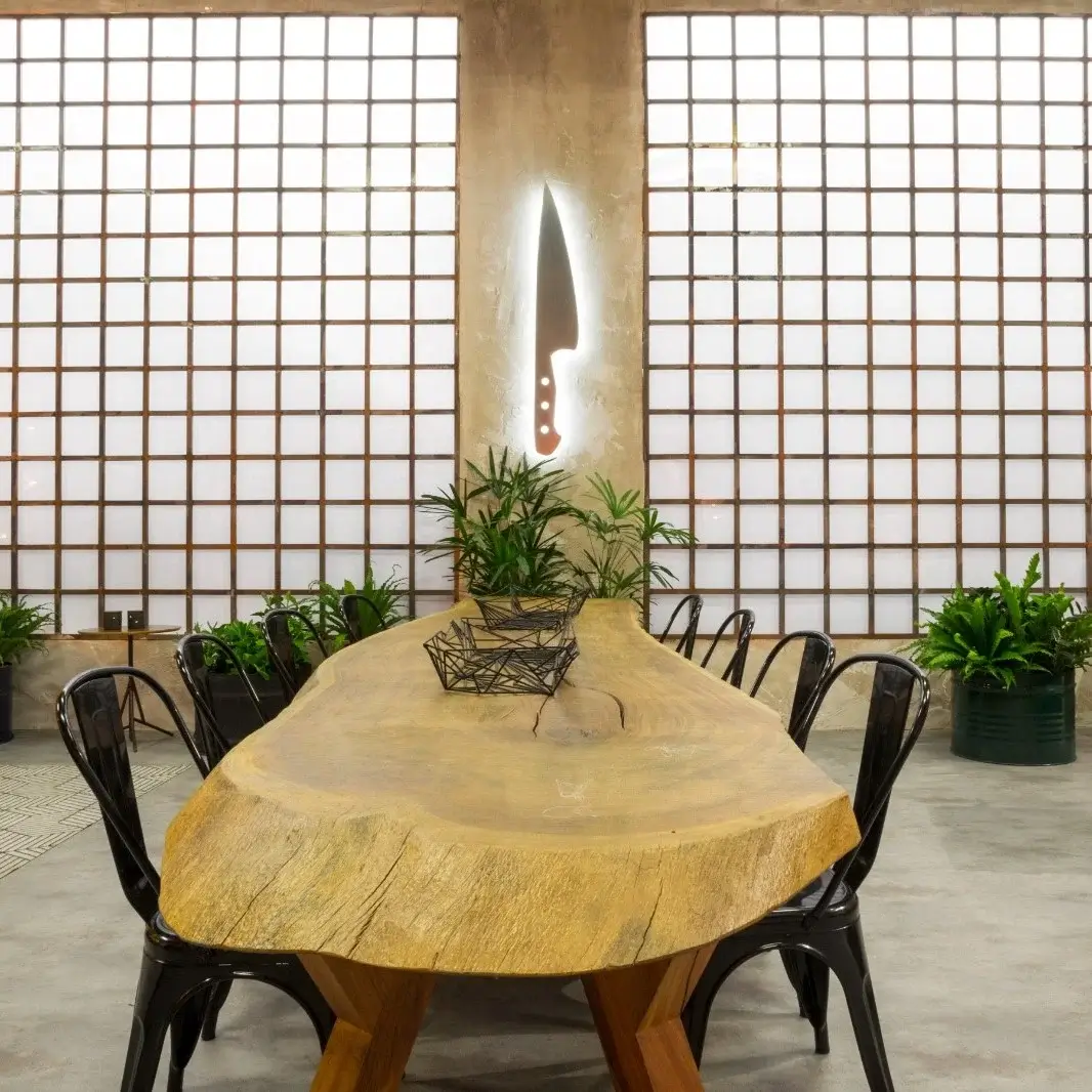 Mesa de Jantar Madeira Maciça estilo Costaneira com Borda Orgânica ideal para sala de jantar