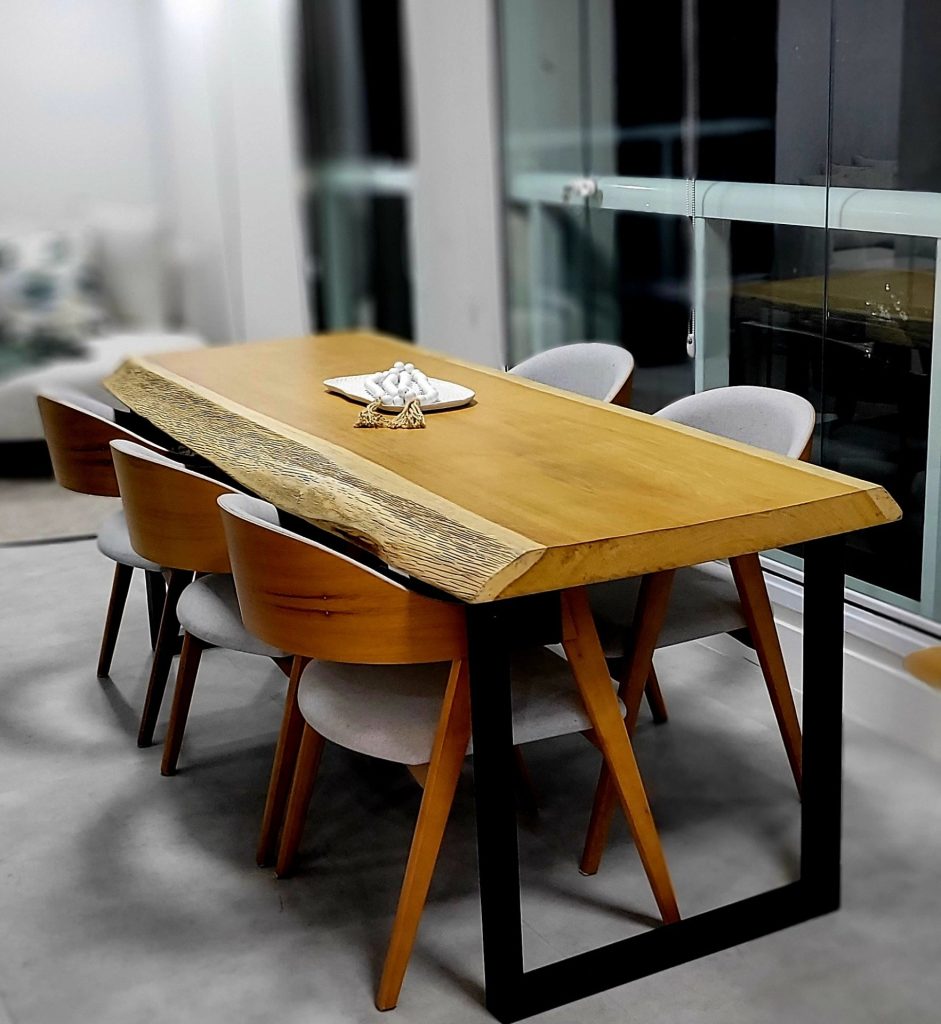 Mesa de madeira maciça costaneira com borda orgânica e base em ferro modelo U