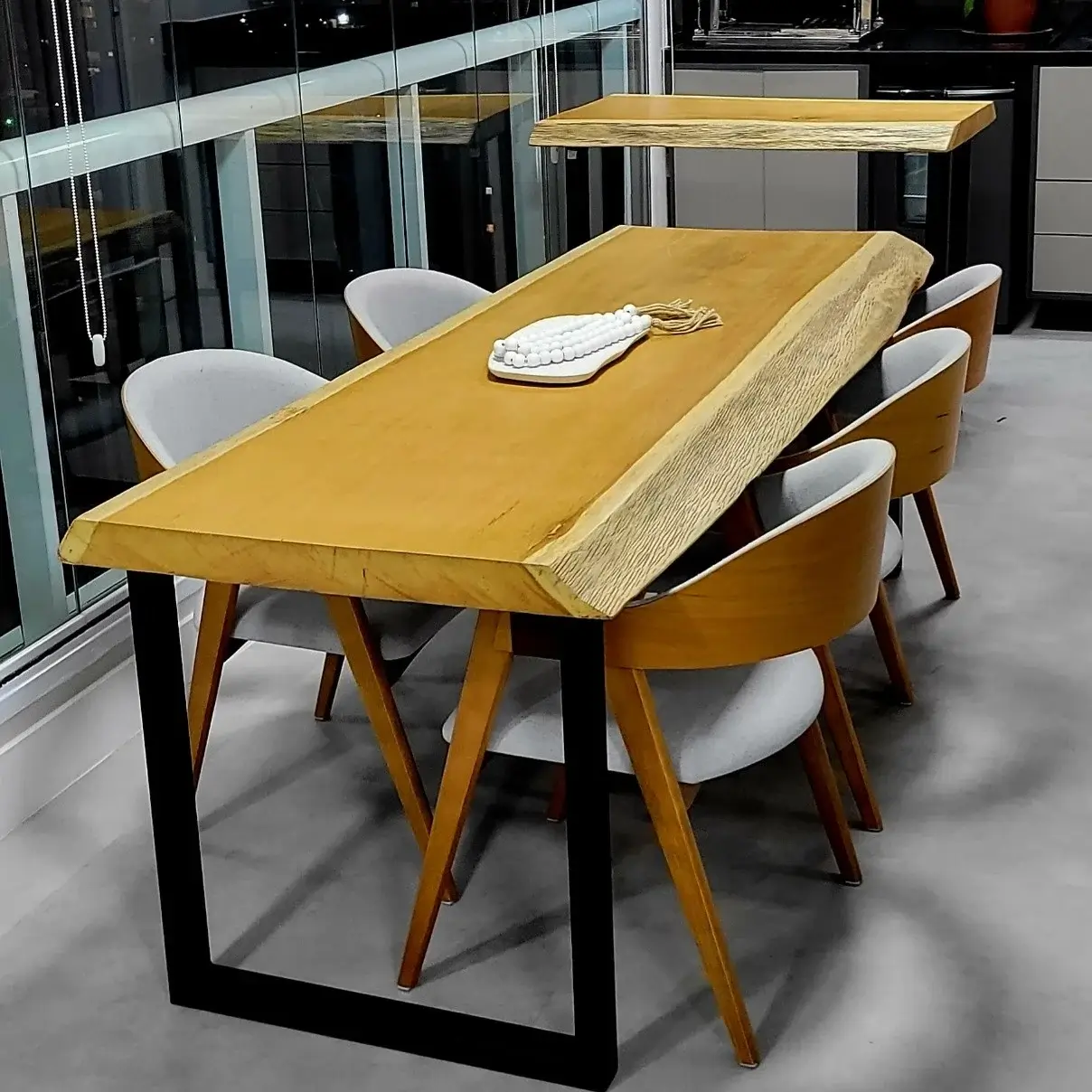 Mesa de Jantar Madeira Maciça Borda Orgânica Ambientada em Sala de Jantar