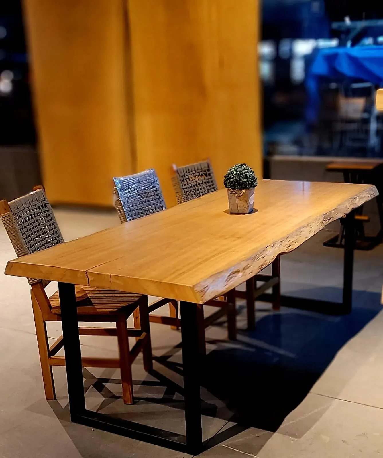 Mesa de jantar com base U em ferro e prancha de madeira orgânica