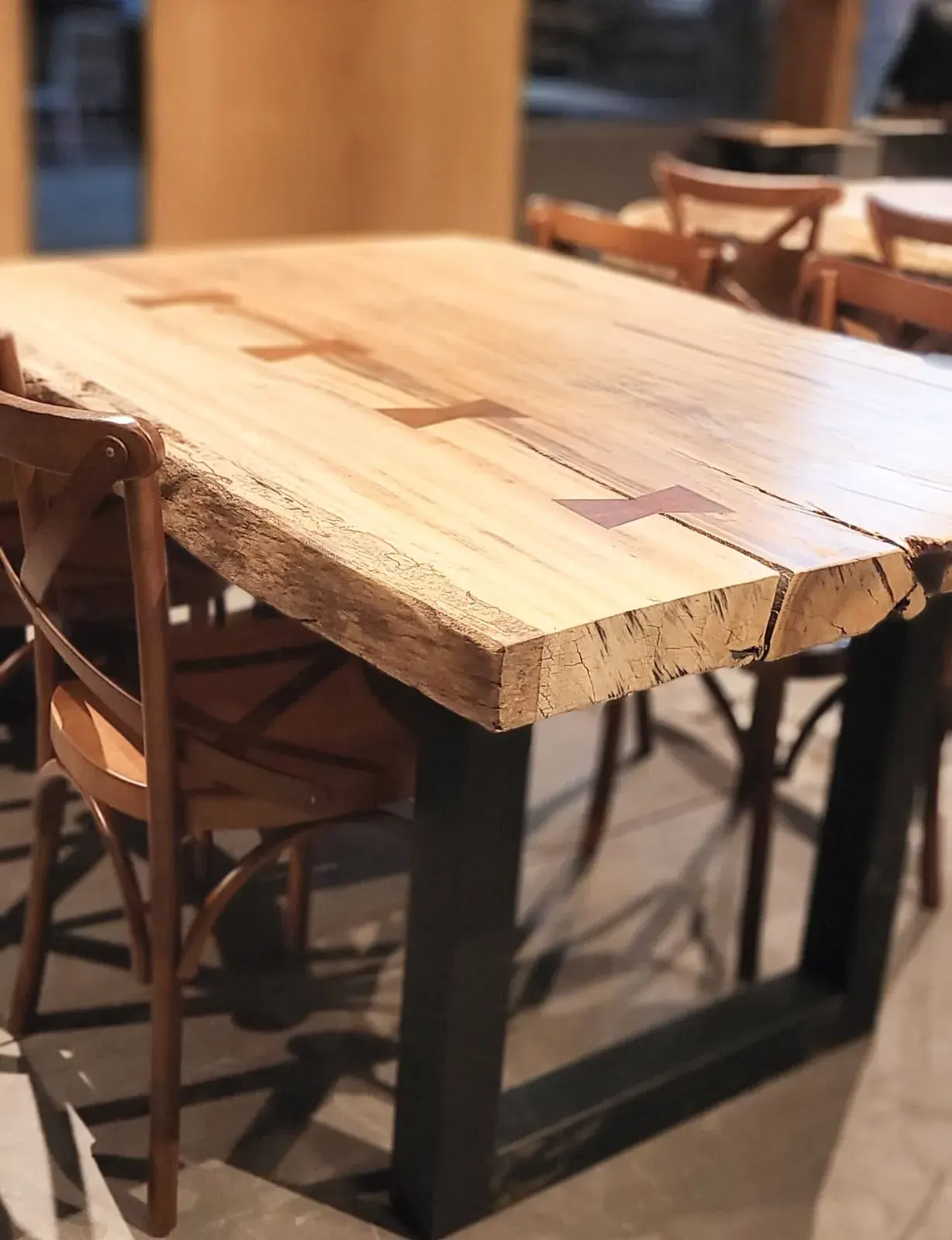 Mesa pranchada com borda orgânica e base em ferro modelo U