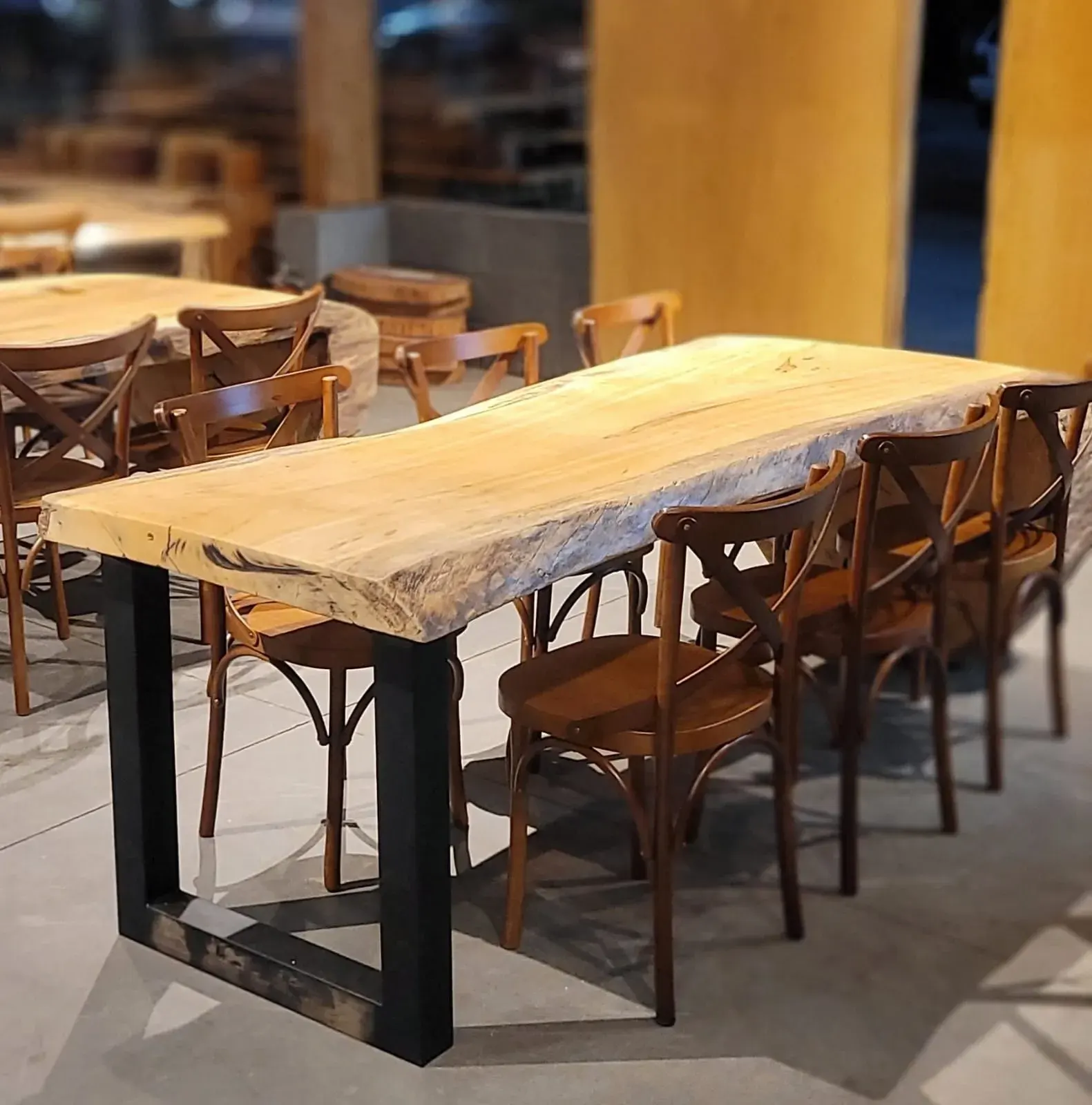 Mesa costaneira pranchada de madeira maciça com base U em ferro