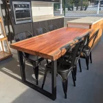 Mesa de jantar pranchada com borda orgânica em madeira maciça natural, 180 cm, base de ferro estilo industrial em formato U