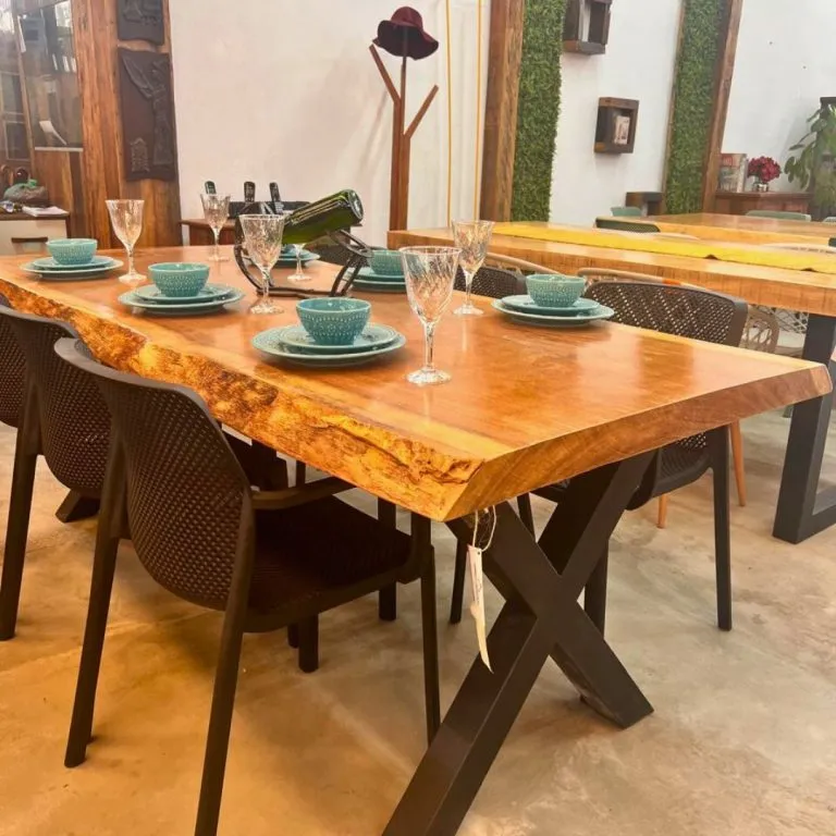 Mesa pranchada de madeira Cumaru maciça com 220 cm, base em ferro no formato X, design orgânico e elegante para espaços rústicos
