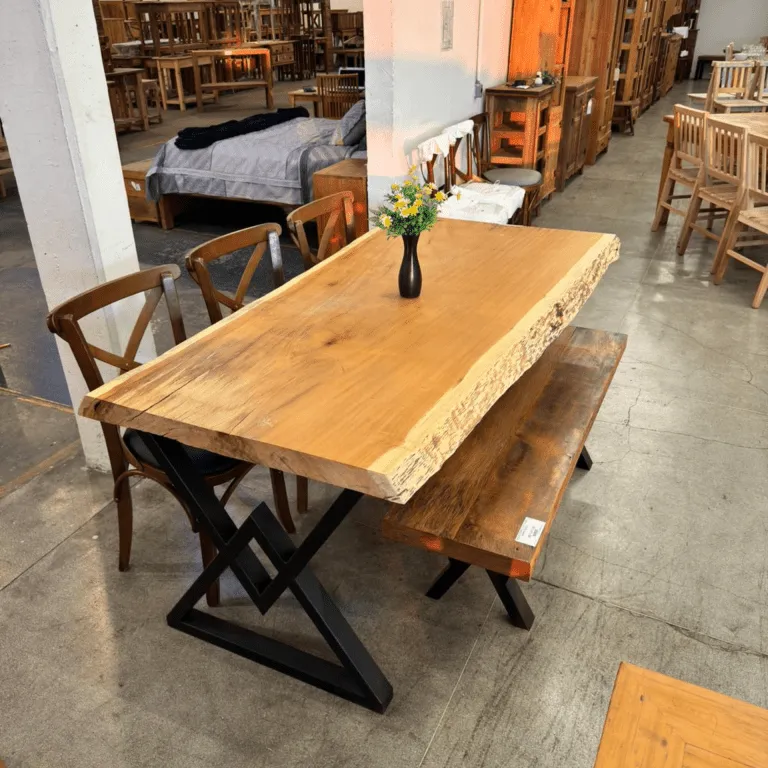 Mesa pranchada com borda orgânica de madeira maciça 180 cm, base triangular, três cadeiras Cross estofadas e banco 140 cm, conjunto rústico e sofisticado