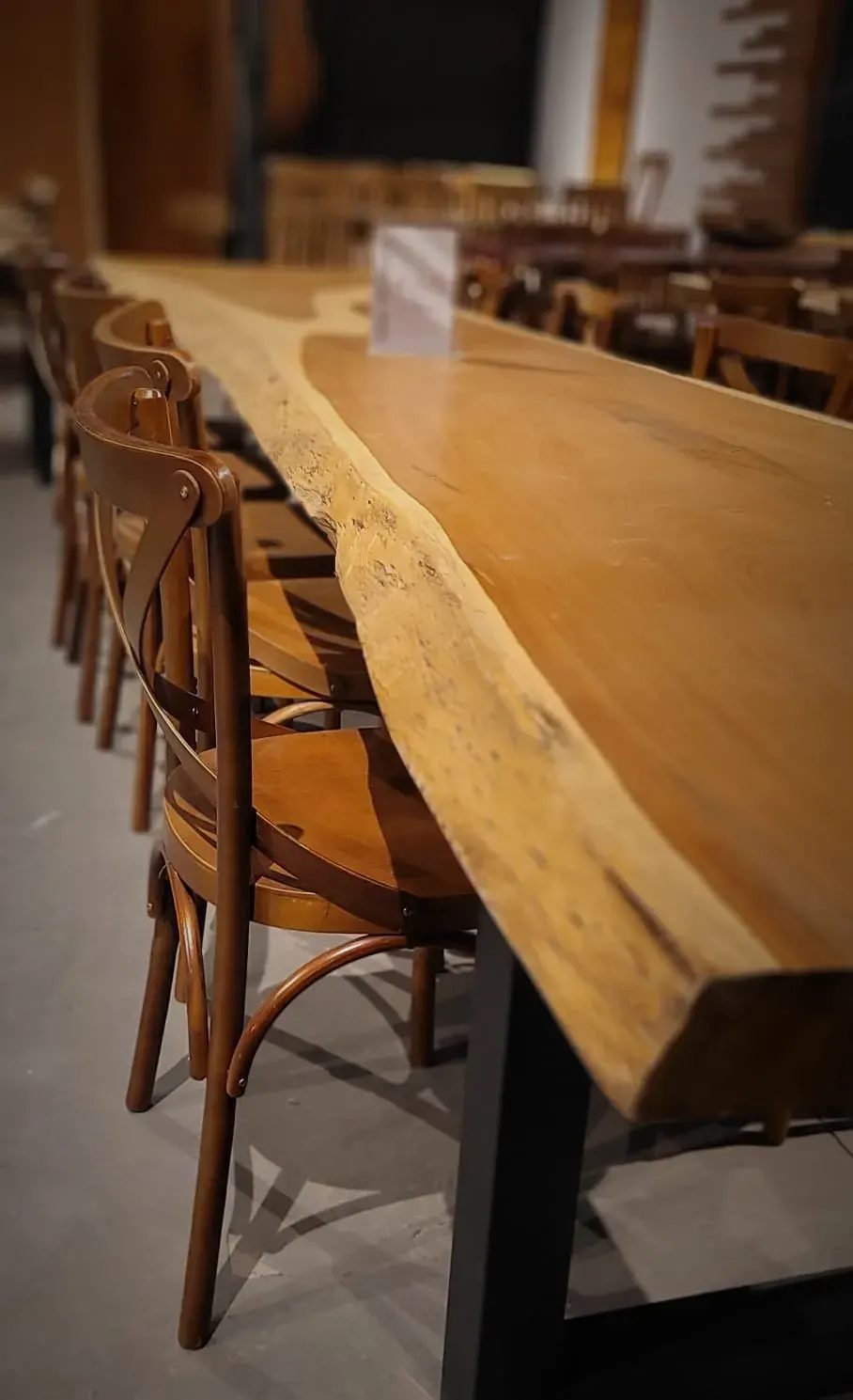 Prancha de madeira maciça com borda orgânica para mesa de janta