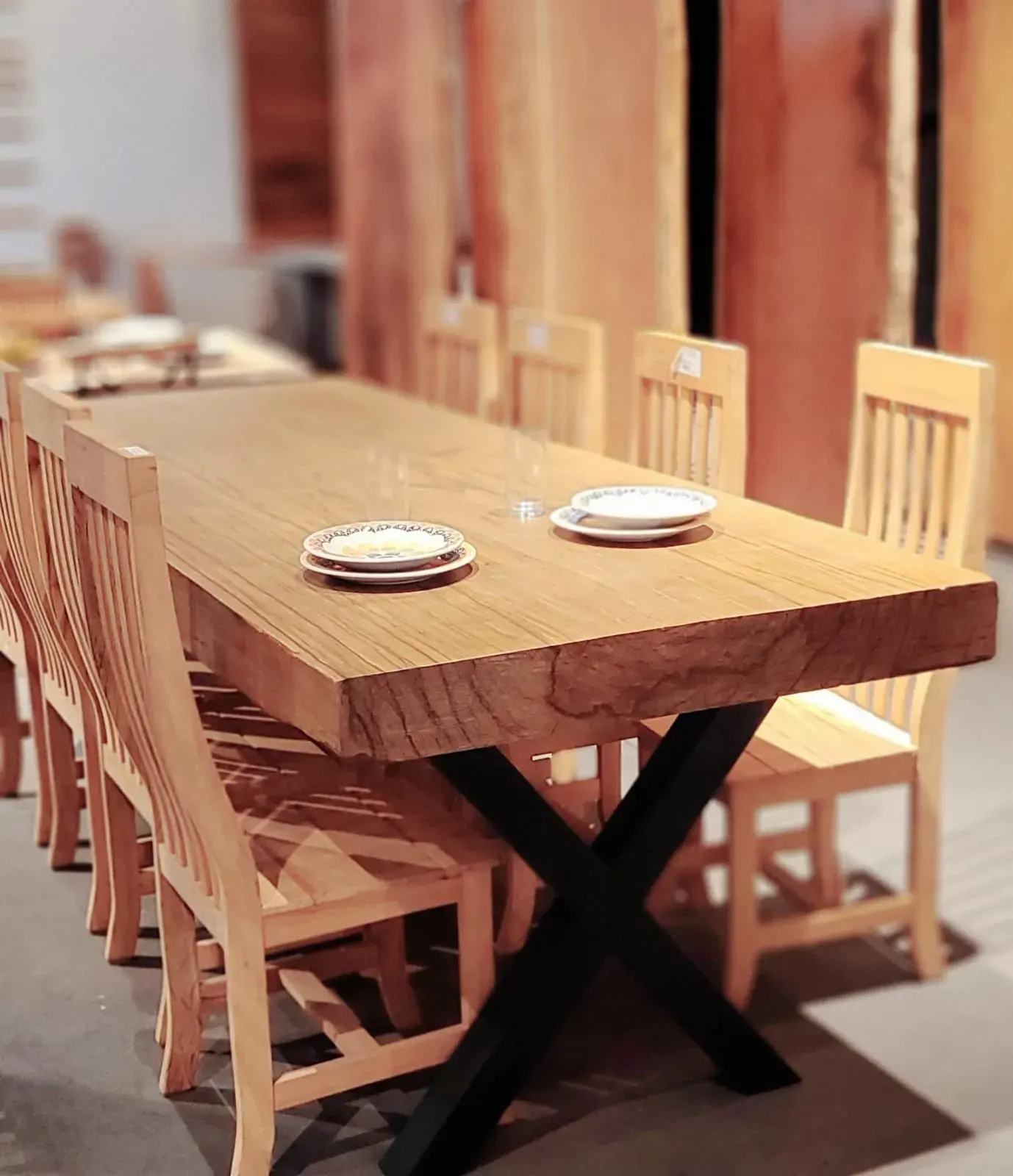 Mesa pranchada de madeira maciça com base em ferro X