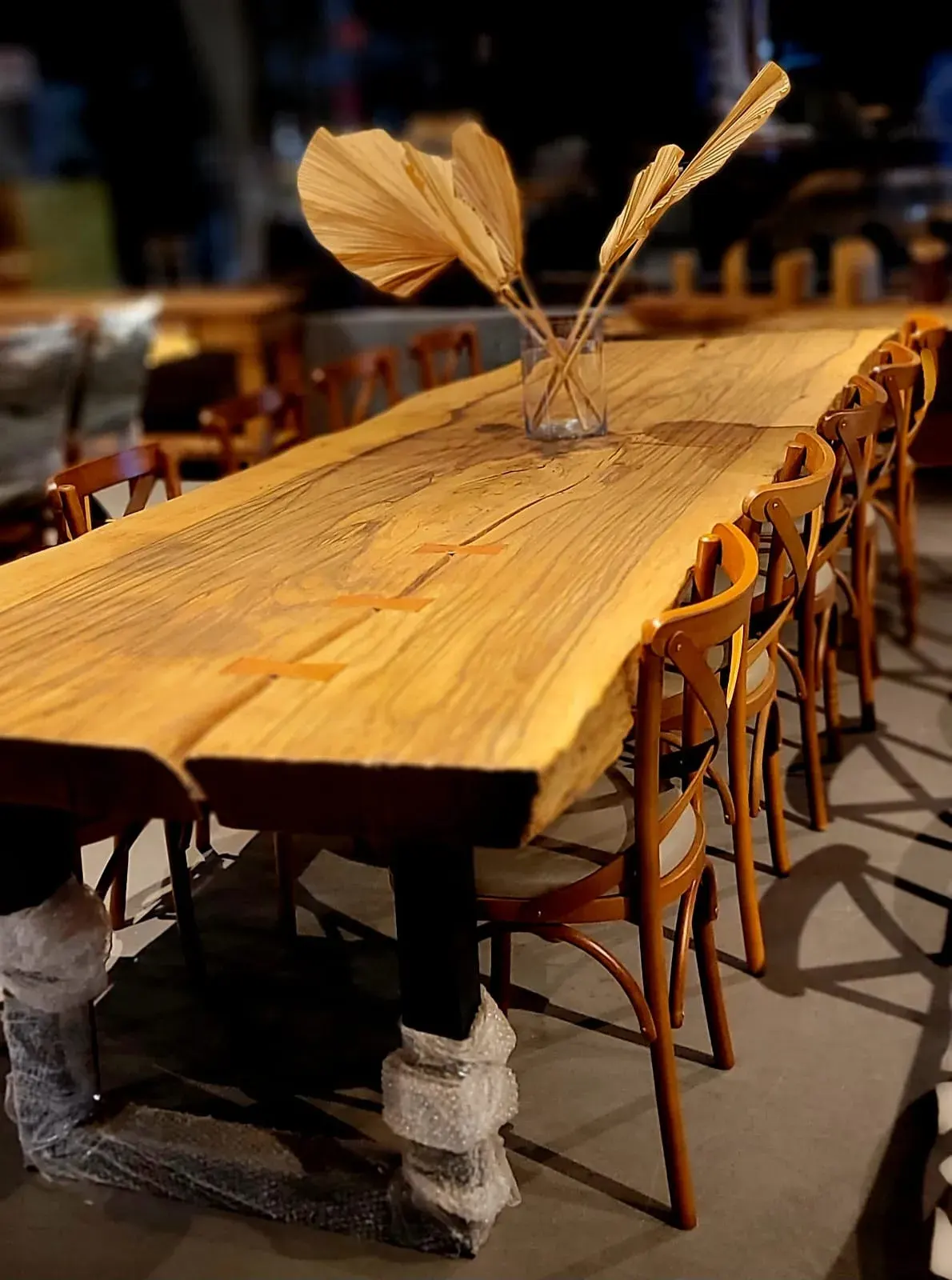 Mesa pranchada com borda orgânica e base ferro U