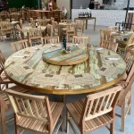 Mesa redonda colorida com prato giratório em madeira de demolição no restaurante Piazzale, estilo vibrante e funcional