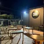 Mesas coloridas em madeira de demolição para bares e restaurantes com ambiente rústico, aconchegante e criativo
