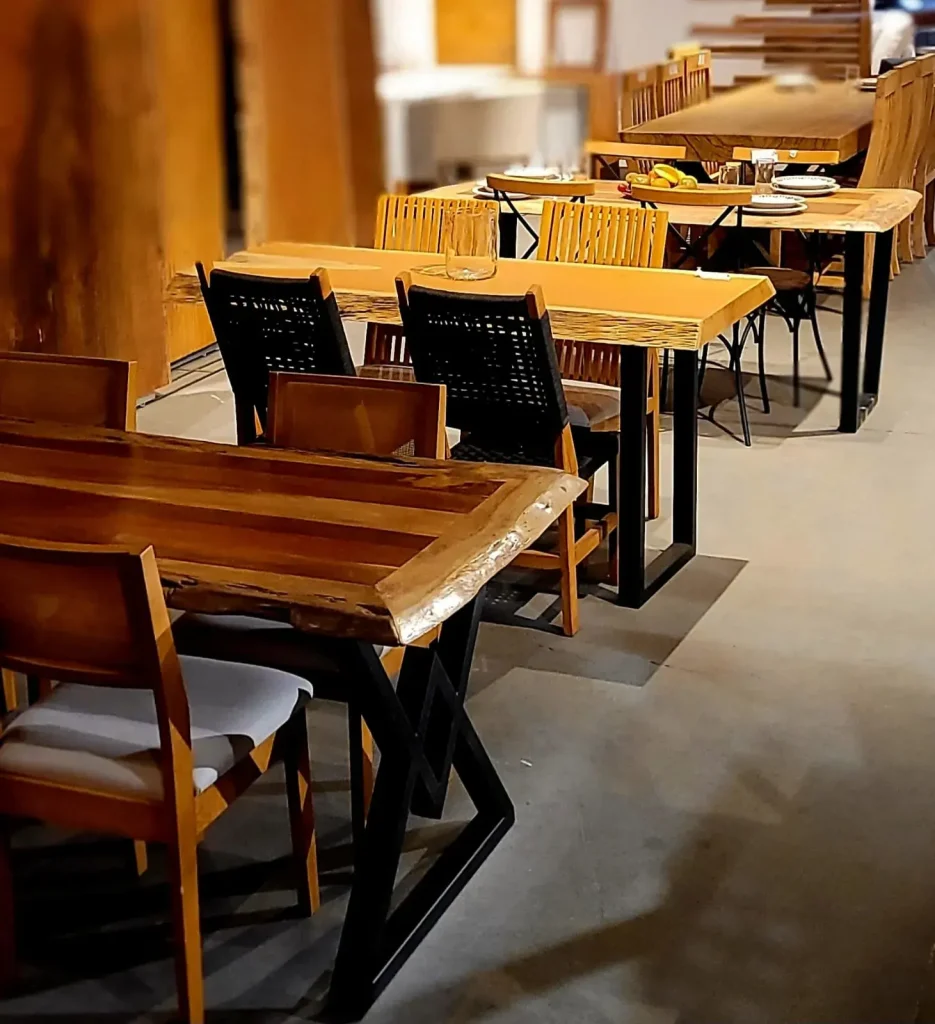 mesas costaneiras pranchadas com bordas orgânicas