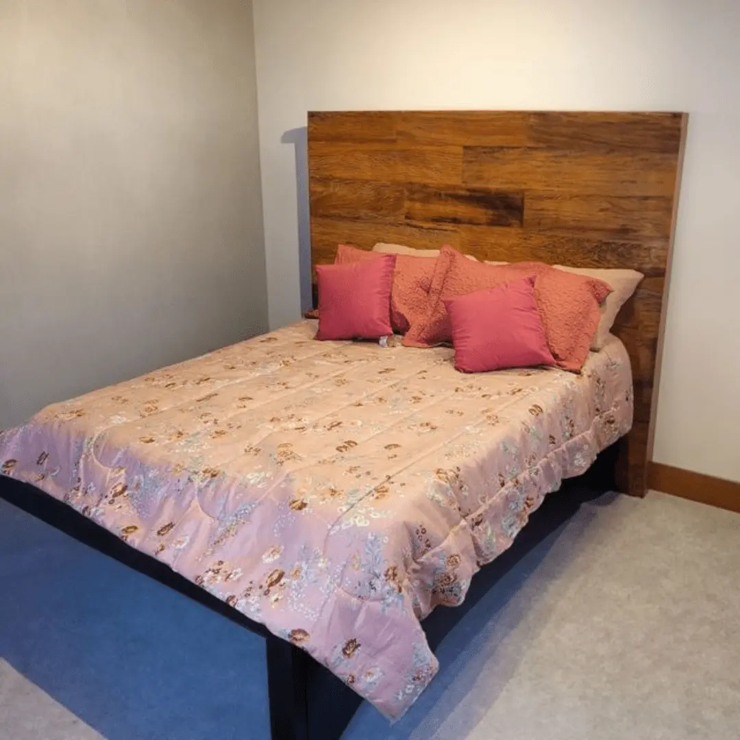 Painel cabeceira rústico horizontal de 1,90m em madeira peroba rosa natural, ideal para cama de casal