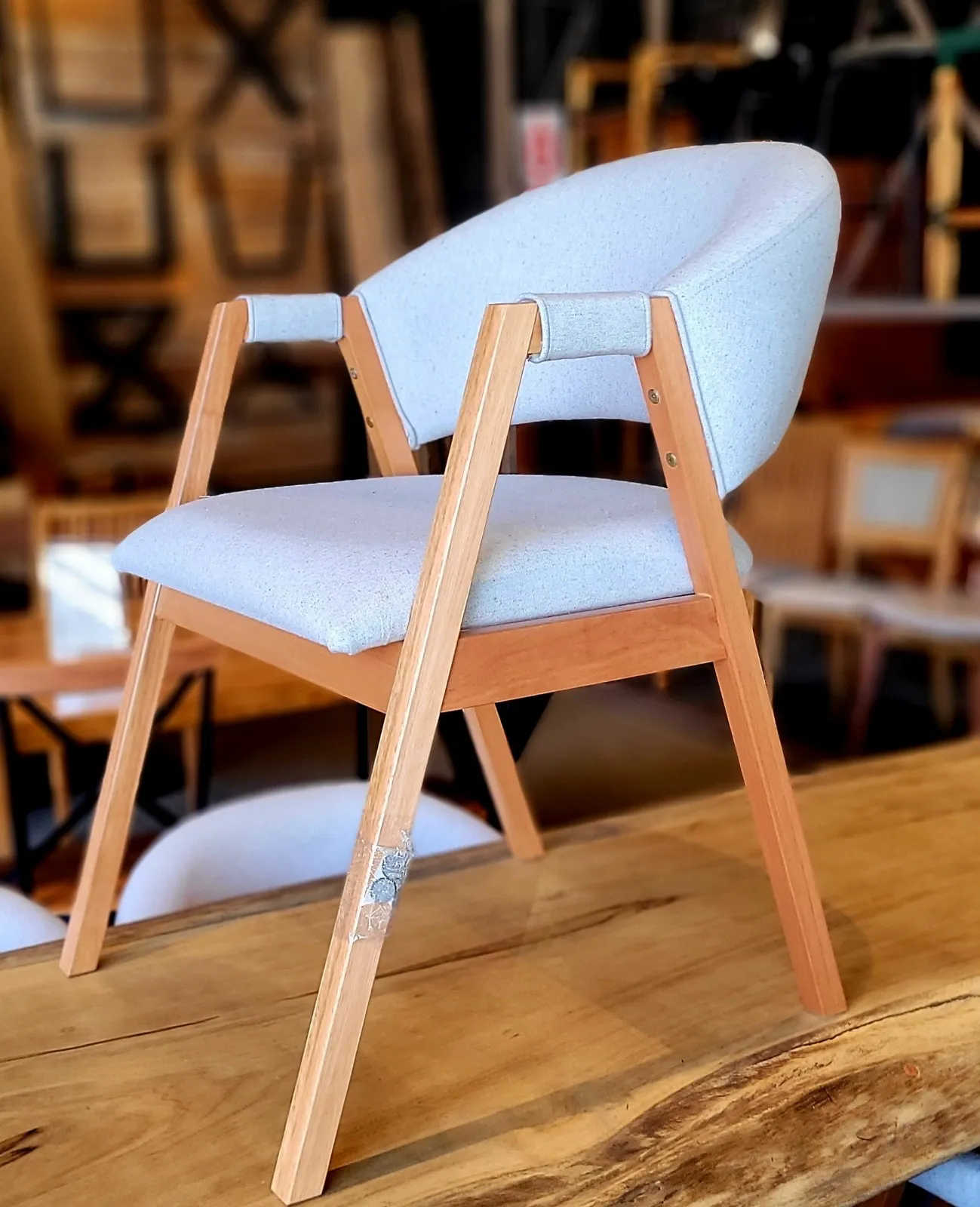Poltrona modelo Minsk na cor branca, com design sofisticado e estofado confortável, ideal para salas de estar, recepções e escritórios