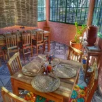 Mesas rústicas em madeira de demolição no restaurante Dona Canô