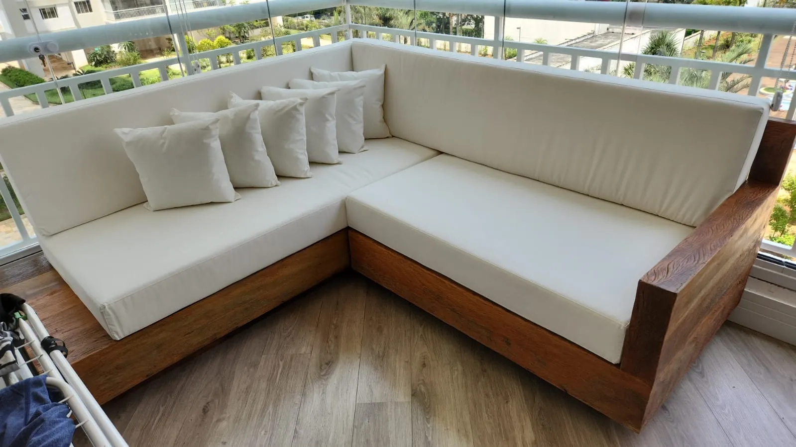 Base de sofá em madeira com design rústico, ideal para uso com acolchoado ou almofadas avulsas