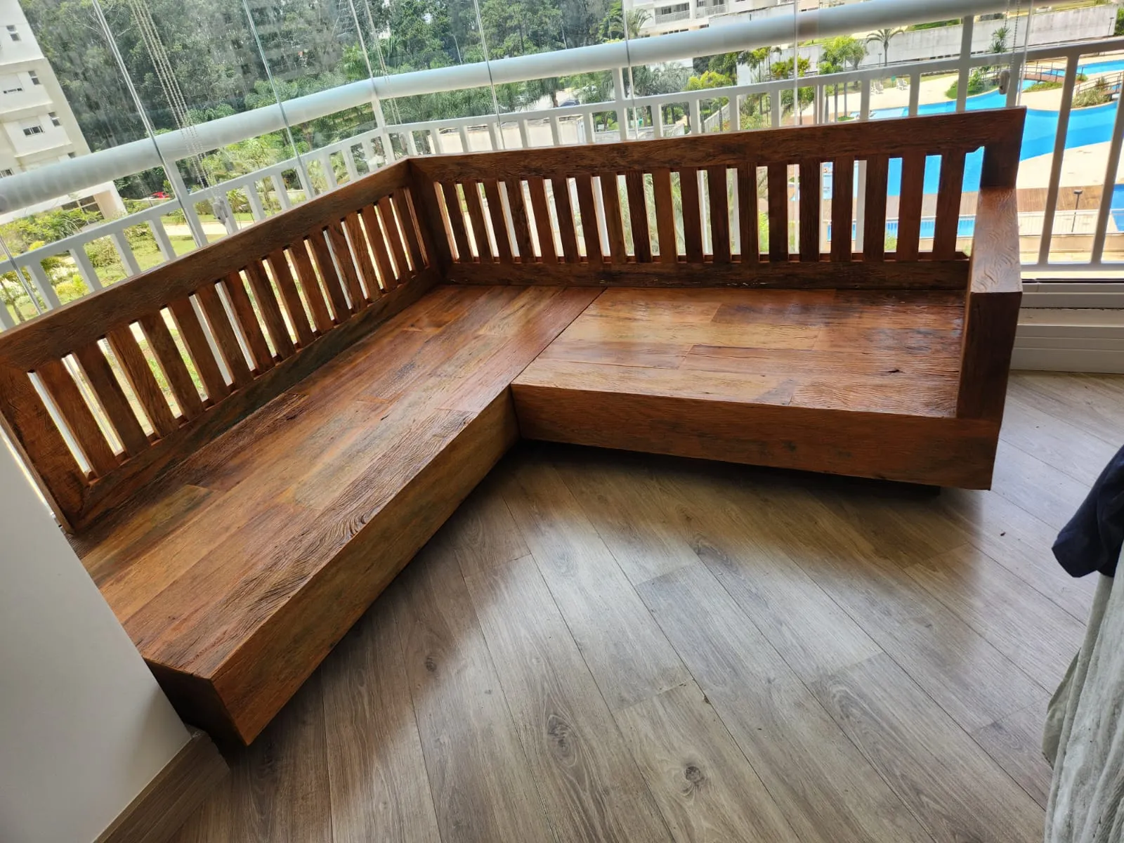 Base de sofá feita em madeira de demolição com acabamento rústico, ideal para áreas internas ou externas com estilo natural