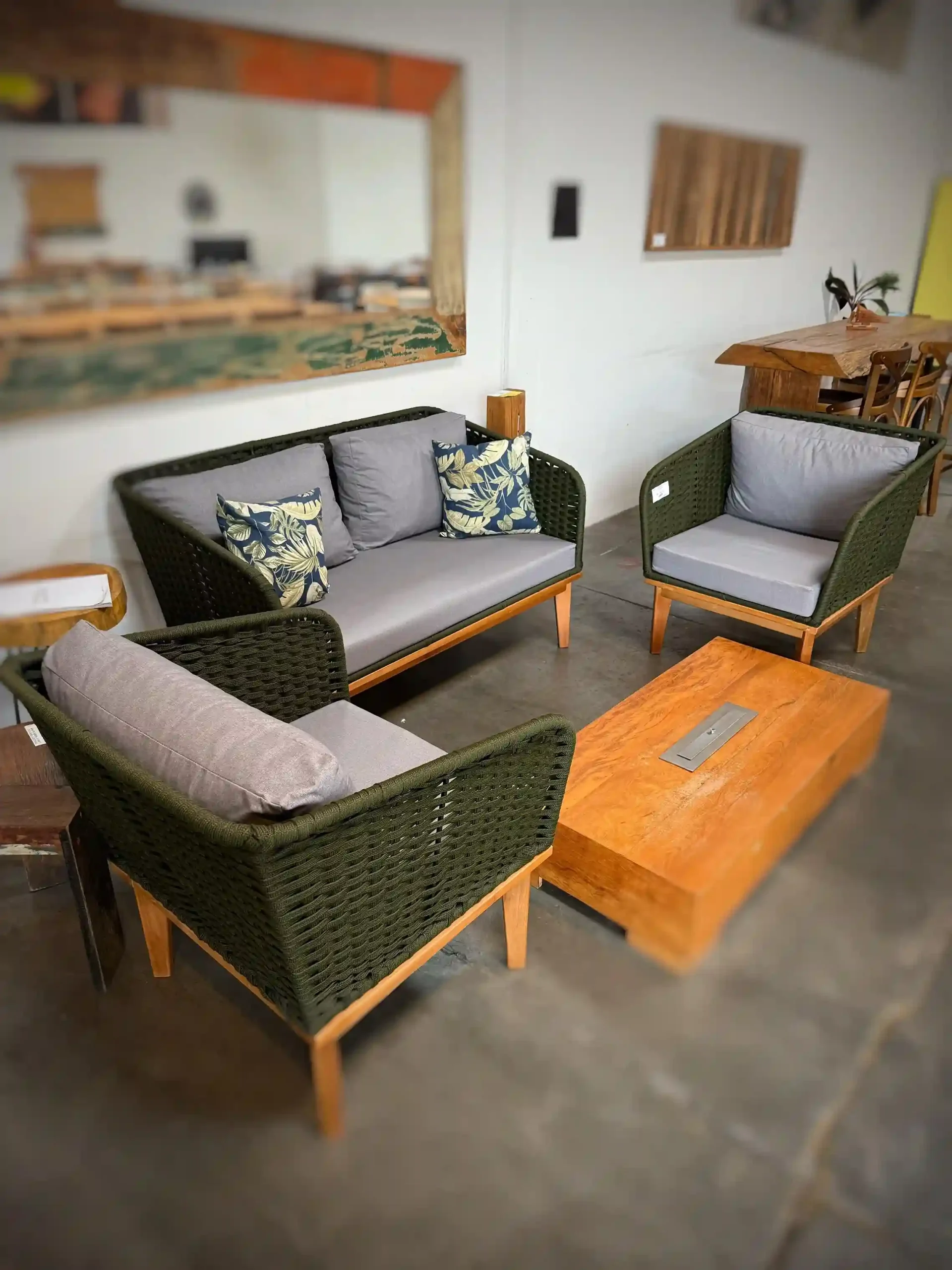 Conjunto com sofá de 1,40m e 2 poltronas em madeira com corda verde, ideal para salas e varandas com decoração rústica e moderna
