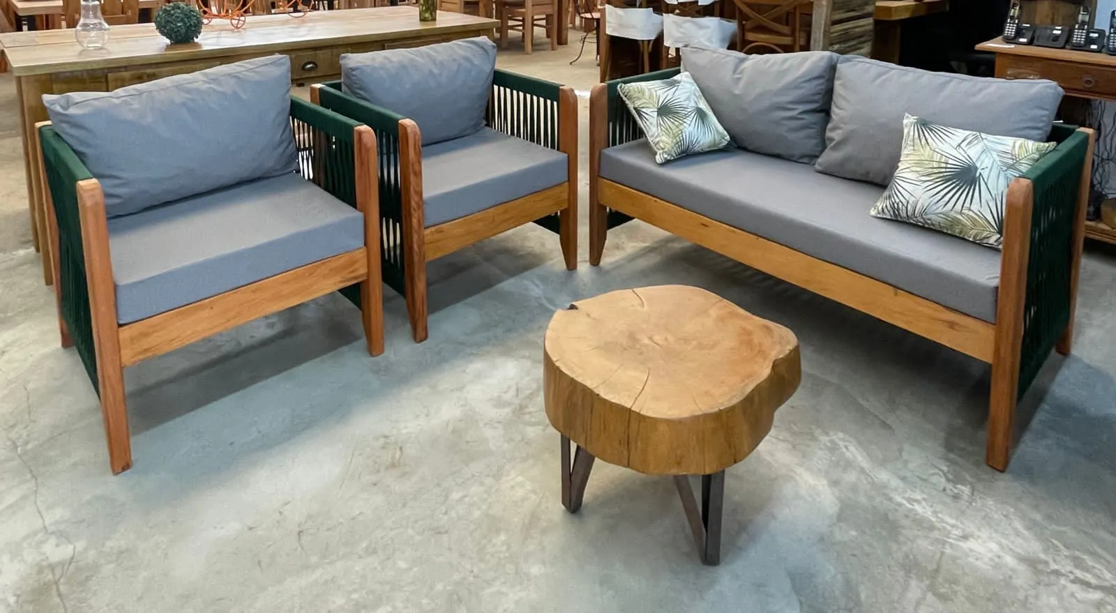 Conjunto de sofá com estrutura em madeira aparelhada e detalhe em corda, ideal para varandas, áreas gourmet ou salas com estilo rústico e moderno