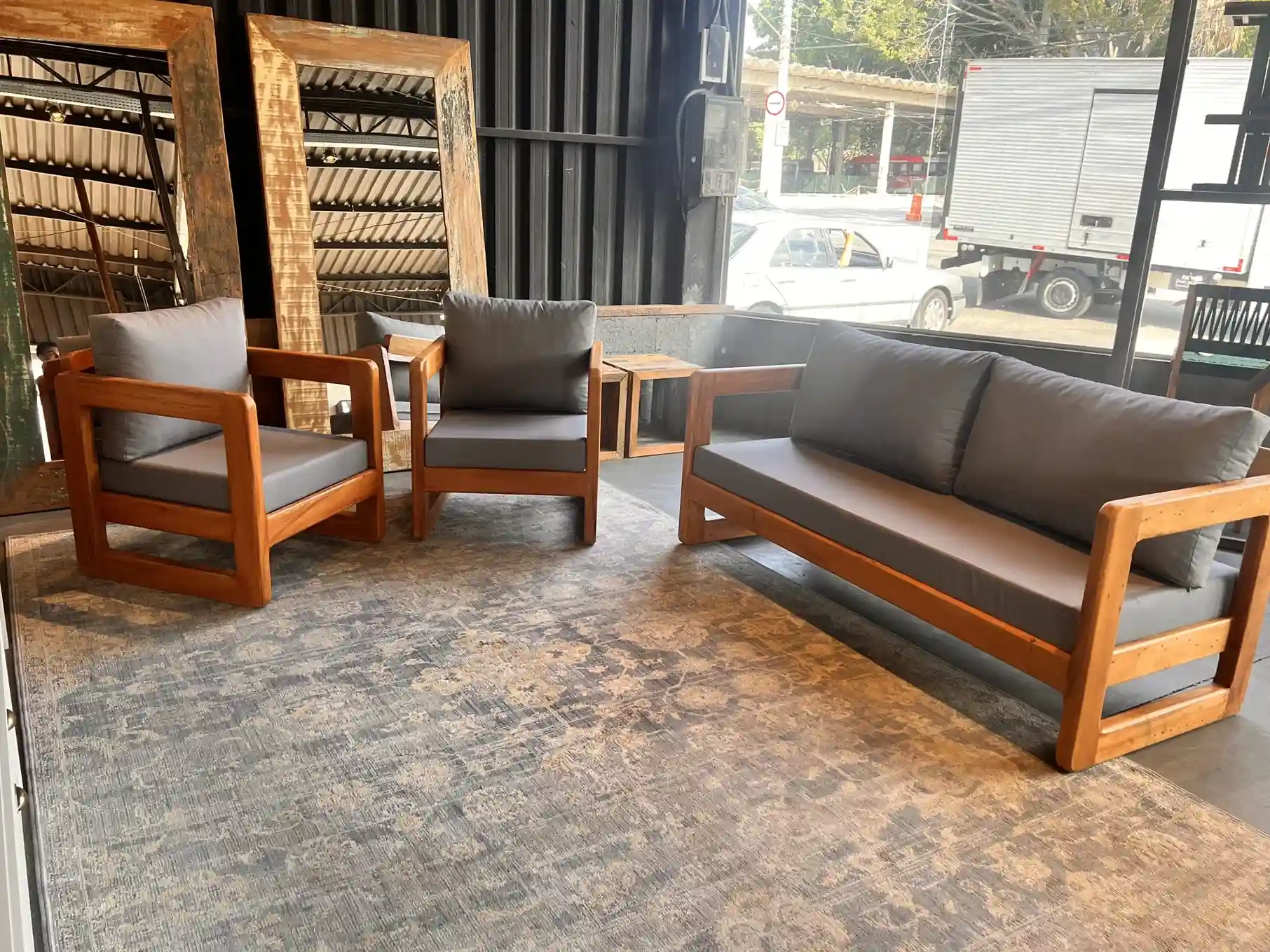 Conjunto Mônaco com sofá de 3 lugares e 2 poltronas, ideal para salas e varandas com design elegante e acabamento de alta qualidade