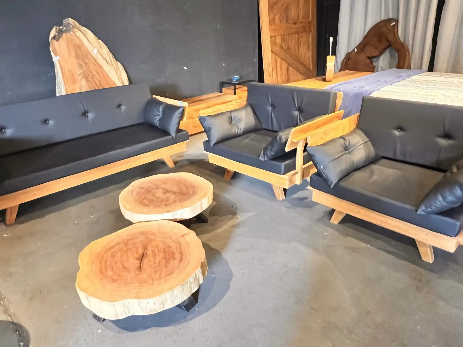 Conjunto de sofá modelo Veneza com estofado em corino preto, ideal para ambientes modernos e sofisticados