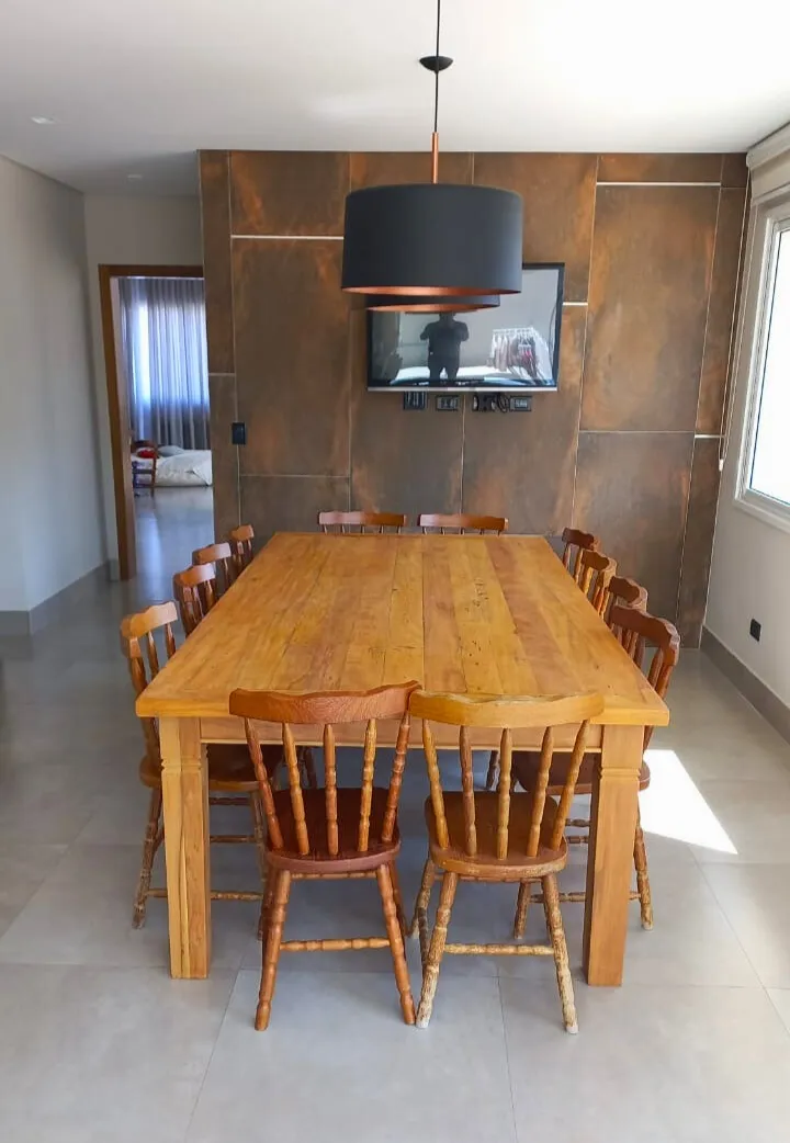 Mesa de jantar espaçosa para 12 pessoas, feita em madeira de demolição