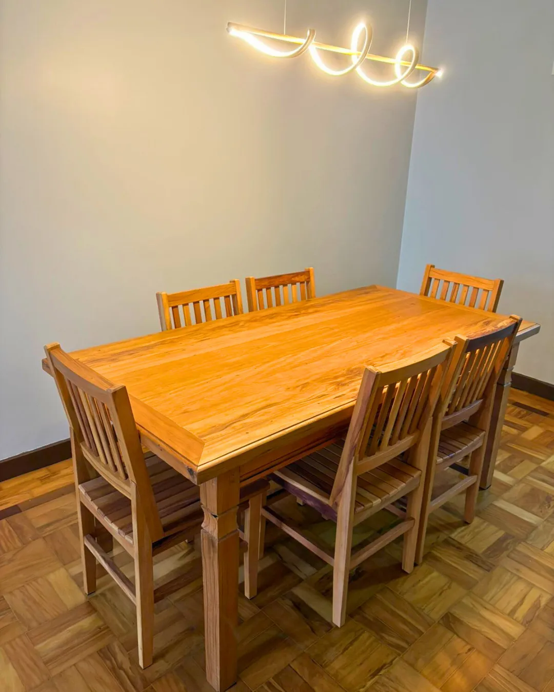 Mesa de jantar em madeira natural acompanhada de 6 cadeiras, ideal para ambientes acolhedores e elegantes em salas de jantar