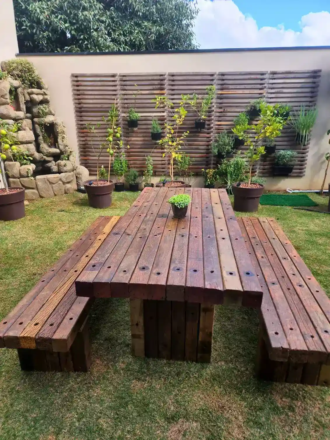 Mesa de jantar modelo Cruzeta para uso em áreas externas, com estrutura resistente e acabamento ideal para varandas e jardins