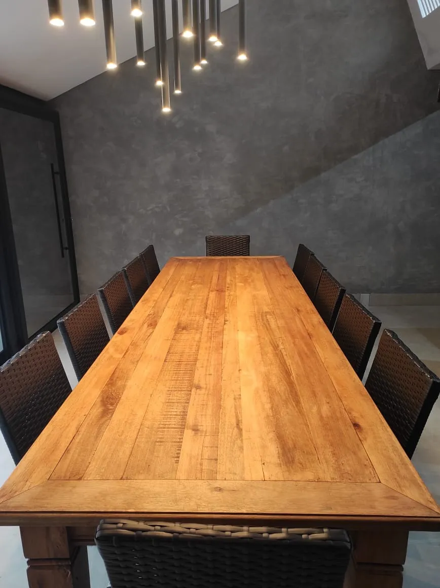 Mesa de jantar espaçosa para 12 pessoas, feita em madeira de demolição, perfeita para ambientes rústicos e aconchegantes