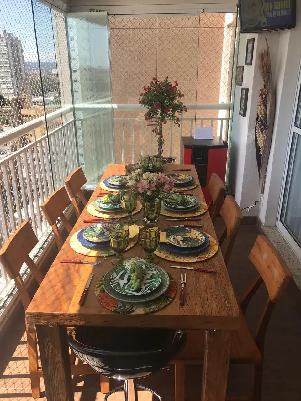 Mesa rústica de jantar feita em madeira de demolição, perfeita para varandas, áreas gourmet e ambientes com decoração natural