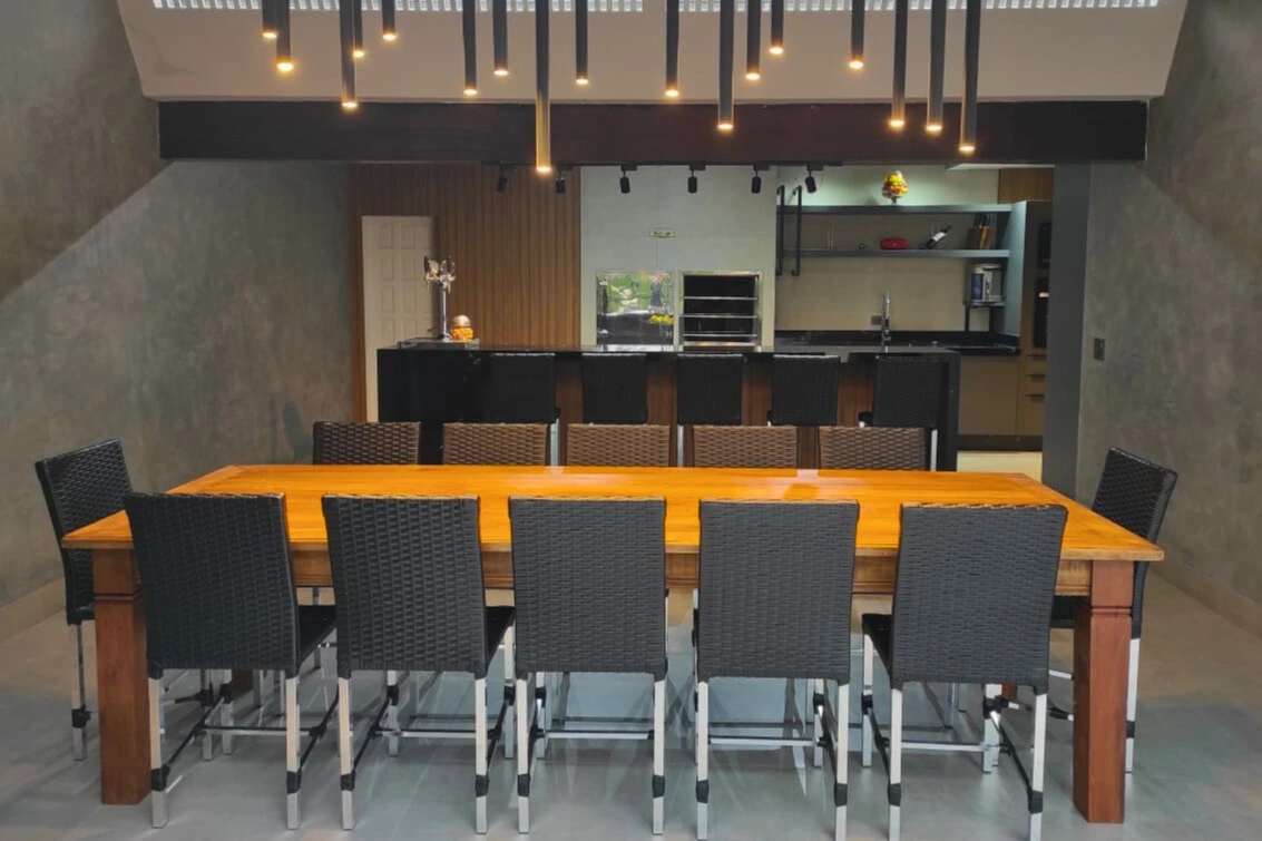 Mesa de jantar grande com capacidade para 12 lugares, acabamento detalhado em madeira, ideal para ambientes sofisticados e reuniões familiares