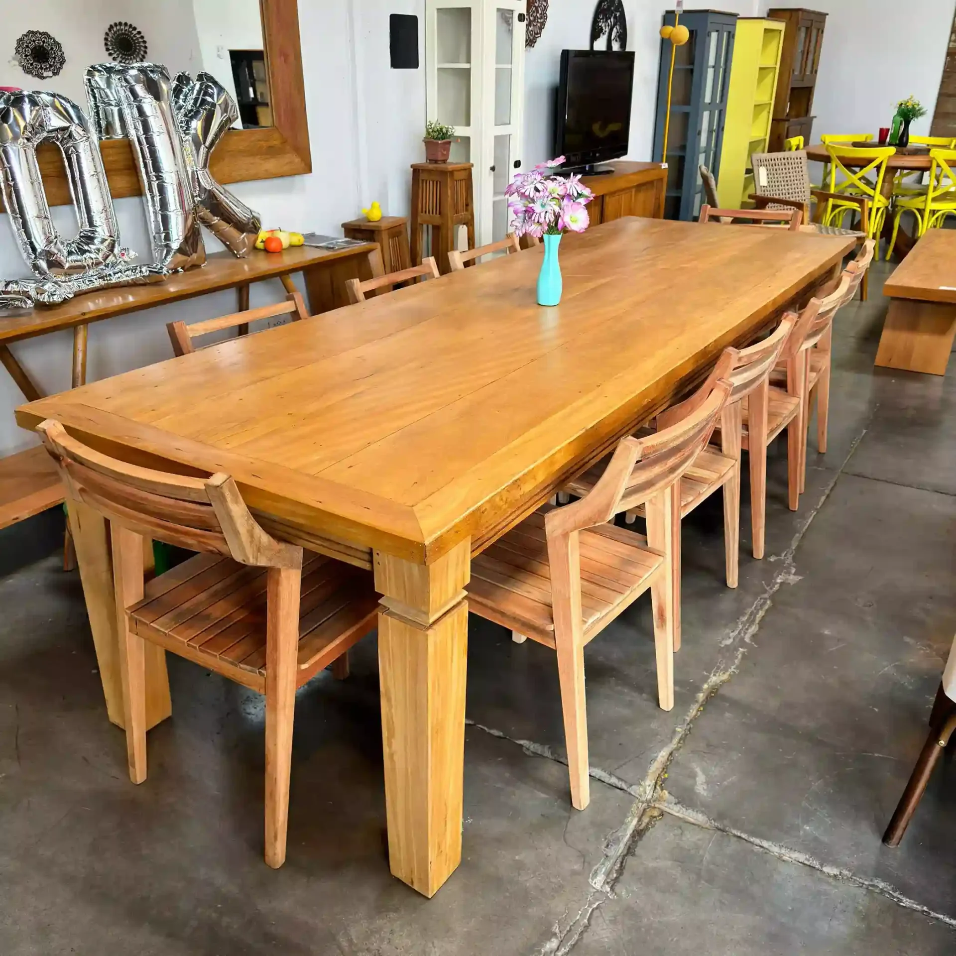 Mesa de jantar 10 lugares em madeira de demolição maciça com tampo de pranchas largas e acabamento rústico na Madeira de Demolição.
